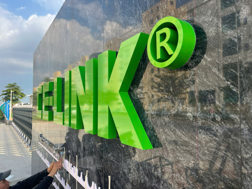 Thợ quảng cáo của Vũ Phong đang thi công chữ nổi Celink 