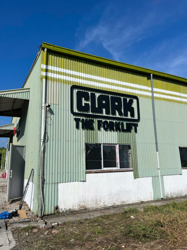 Hình ảnh thi công biển quảng cáo cho công ty CLARK tại Chí Linh - Hải Phòng ( Hải Dương cũ )