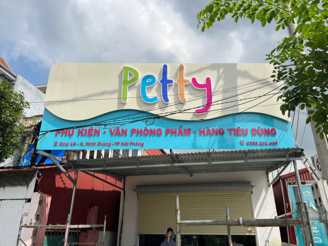 Biển quảng cáo chữ nổi Mica sáng đẹp tại Hải Dương