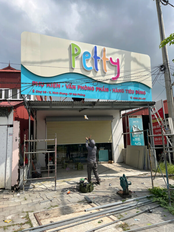 Biển chữ nổi Mica cho shop PETTY - NINH GIANG - HẢI DƯƠNG