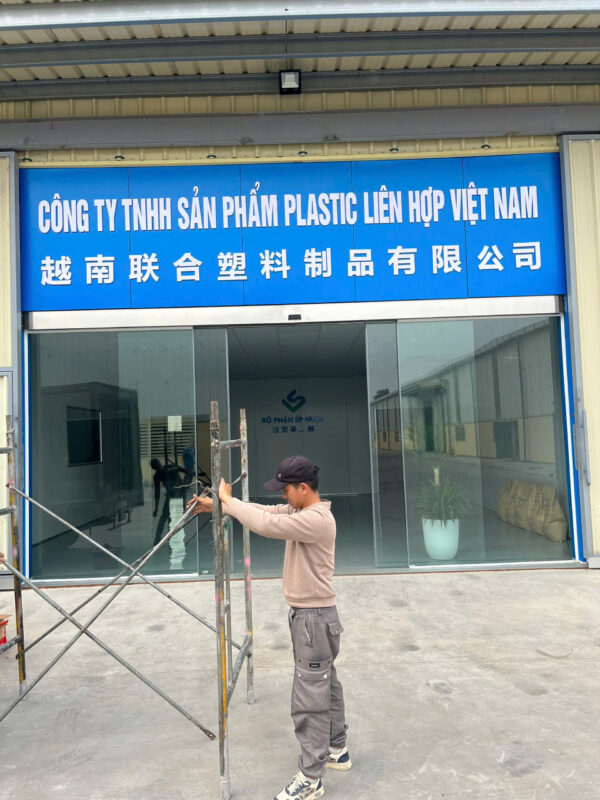 biển alu chữ nổi mica đèn led sáng đẹp ban đêm