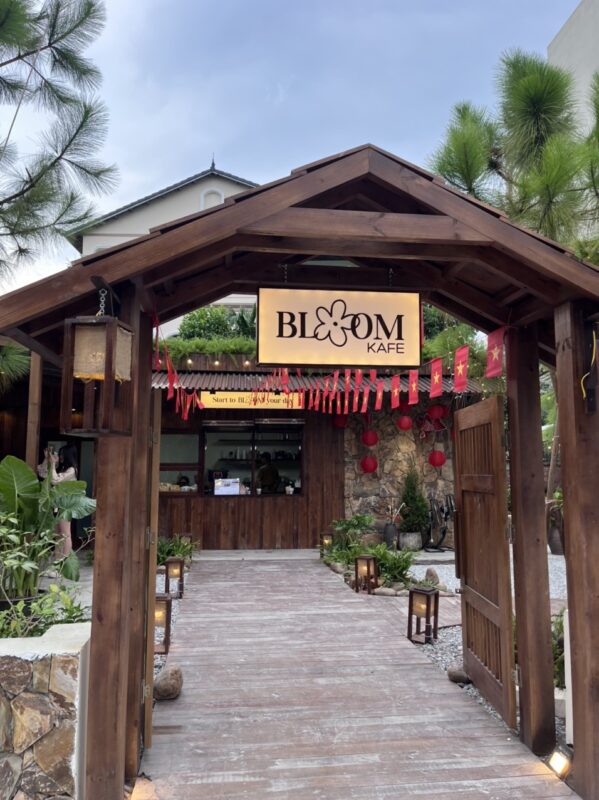 biển quảng cáo quán cafe đẹp nổi bật mặt tiền thu hút khách ngay từ xa