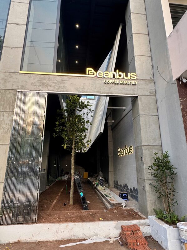 coffee beanbus bảng tên quán cafe đẹp đơn giản nhưng vẫn thu hút