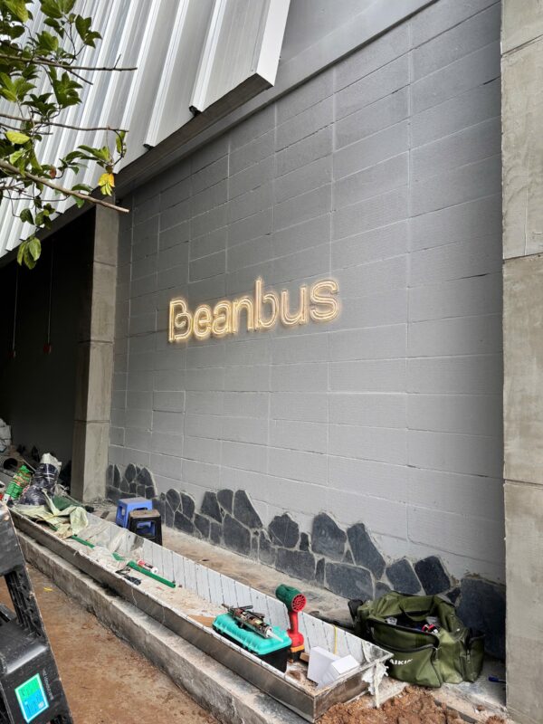 coffee beanbus làm bảng hiệu cafe đẹp thu hút khách ngay từ cái nhìn đầu