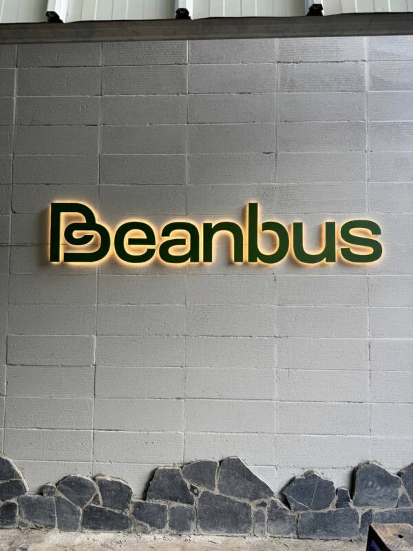coffee beanbus biển quảng cáo cafe đẹp tạo điểm nhấn mặt tiền ấn tượng
