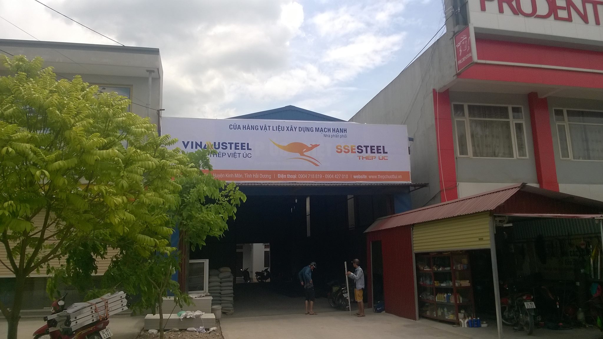 thi công biển bạt hiflex khổ lớn khung sắt chắc chắn