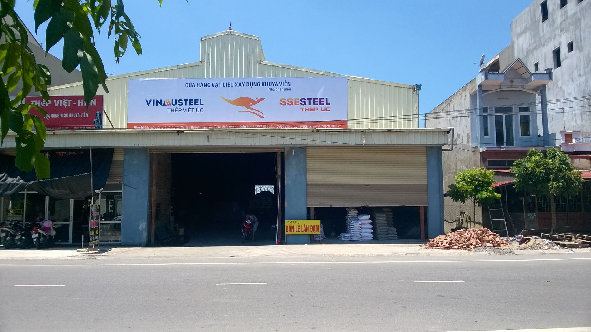 biển quảng cáo bạt khổ lớn ngoài trời có đèn chiếu sáng