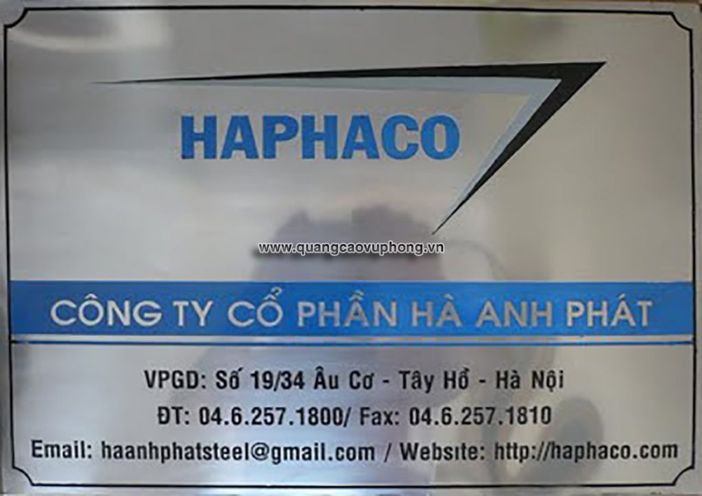 Biển inox ăn mòn nền inox xước hairline chữ đen hiện đại