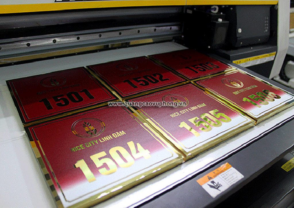 Biển quảng cáo inox in UV logo nhiều màu sắc nét tại Hải Dương