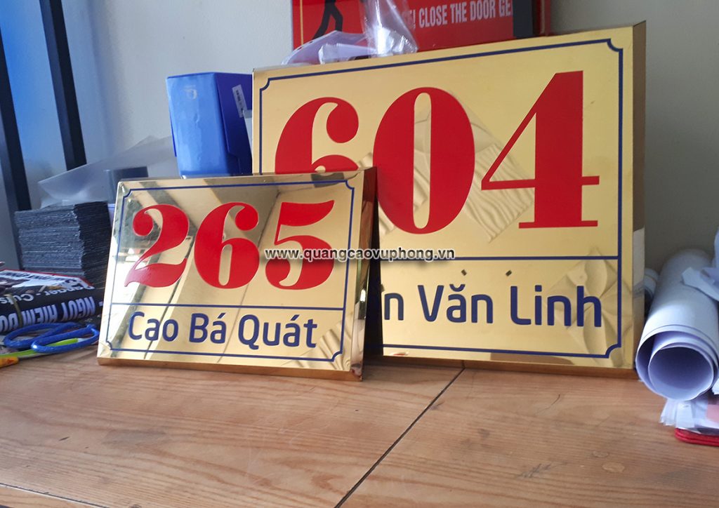 Biển inox ăn mòn kết hợp chữ nổi tăng độ nhận diện