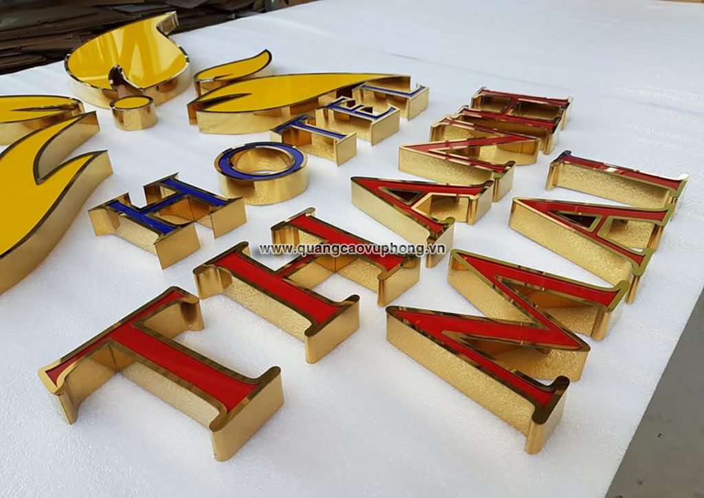 chữ nổi mica viền inox bị tối ánh sáng không đều