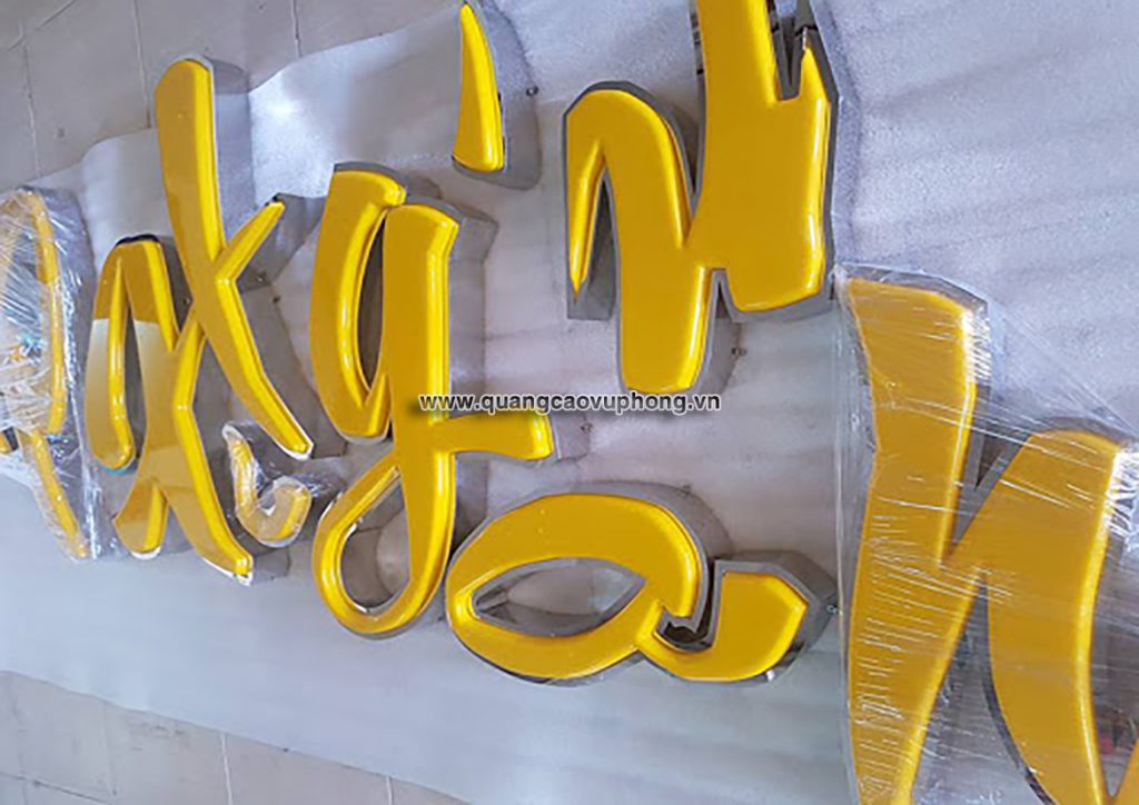 chữ nổi mica viền inox sáng đẹp ban đêm