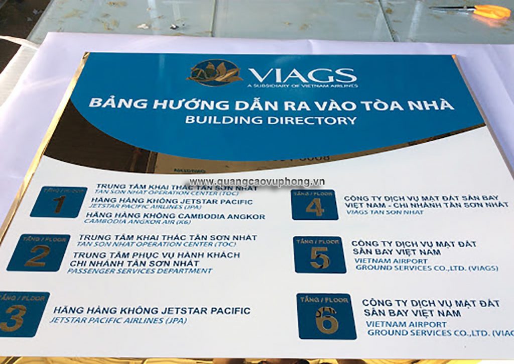 Biển quảng cáo inox ăn mòn nền vàng chữ đen sang trọng tại Hải Dương