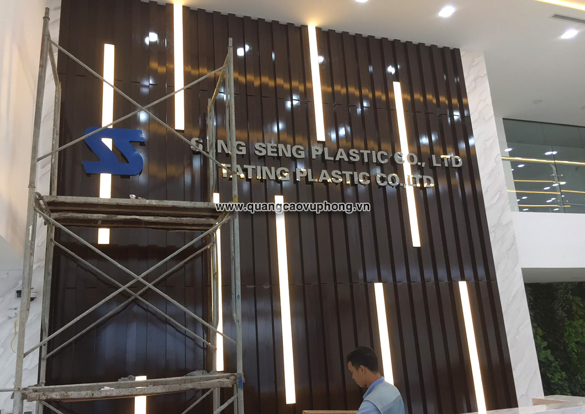 Biển quảng cáo chữ nổi inox đẹp không chỉ để treo – nó là thứ khiến khách phải nhìn thêm một lần trước khi bước vào. Đẹp, bền, và đủ “đắt” để nâng tầm cả cửa hàng.