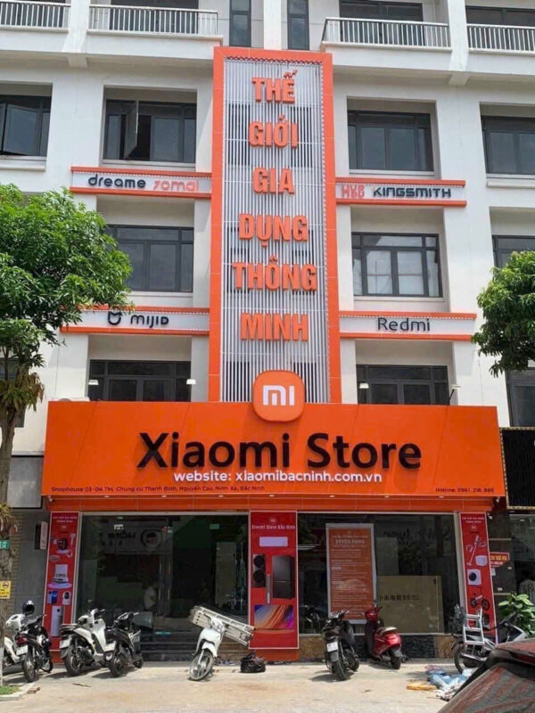 Biển quảng cáo lam tôn Hải Dương thi công thực tế ngoài trời, khung sắt chắc chắn, chịu mưa nắng tốt