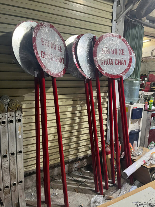 Làm biển chỉ dẫn phản quang , bãi đồ xe chữa cháy