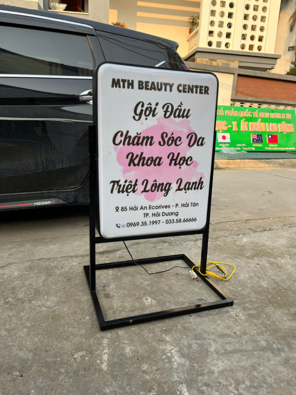 làm biển hộp đèn mica hút nổi có chân đế 