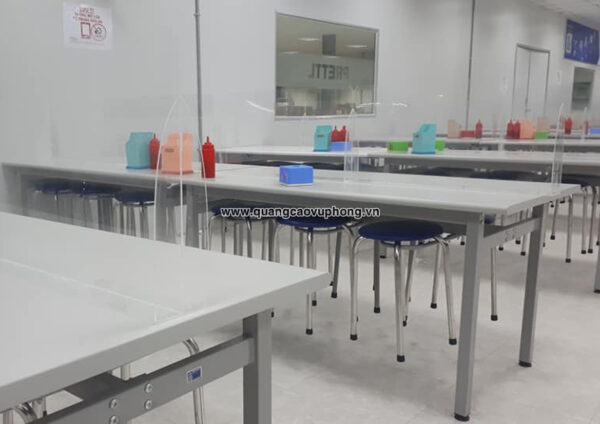 Quảng cáo Vũ Phong chuyên cung cấp vách ngăn phòng dịch Covid-19. Vui lòng liên hệ 0812.111.989/ 0911.103.166 để được hỗ trợ tư vấn