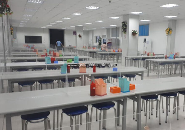 Quảng cáo Vũ Phong chuyên cung cấp vách ngăn phòng dịch Covid-19. Vui lòng liên hệ 0812.111.989/ 0911.103.166 để được hỗ trợ tư vấn