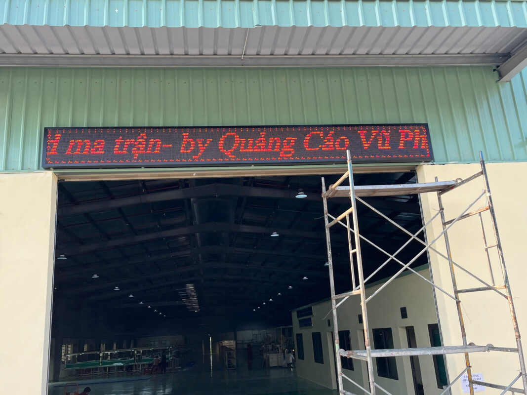 bien led dien tu ma tran p10 mau do ngoai troi hien thi chu chay ro net