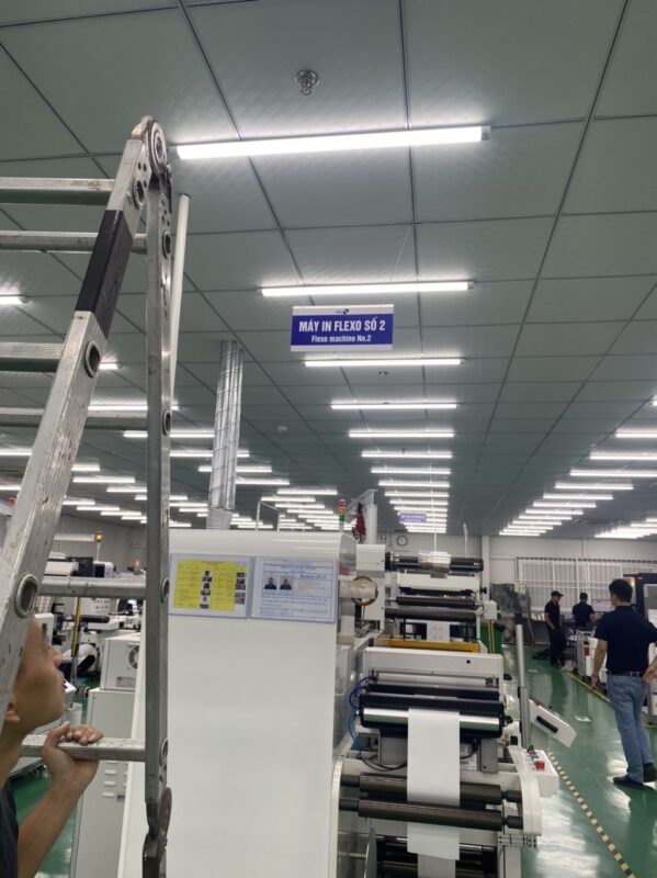 Biển phòng ban công ty Hải Dương trong văn phòng hiện đại, bố trí gọn gàng, dễ nhìn