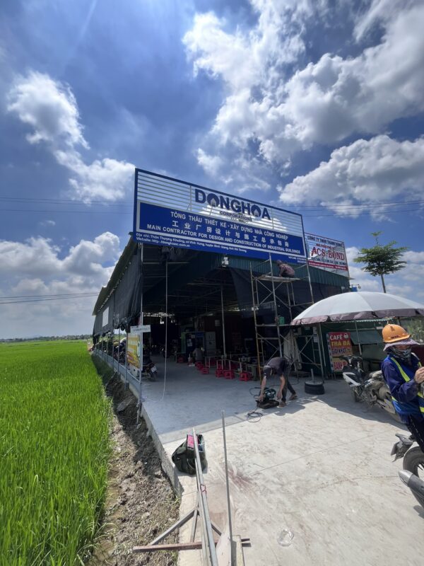 thi công biển quảng cáo ngoài trời tại mặt tiền cửa hàng Hải Dương
