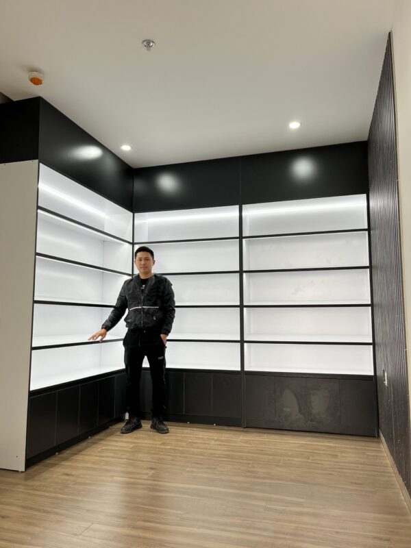 Mẫu thi công shop giày dép túi xách với nội thất sang trọng và kệ trưng bày đẹp