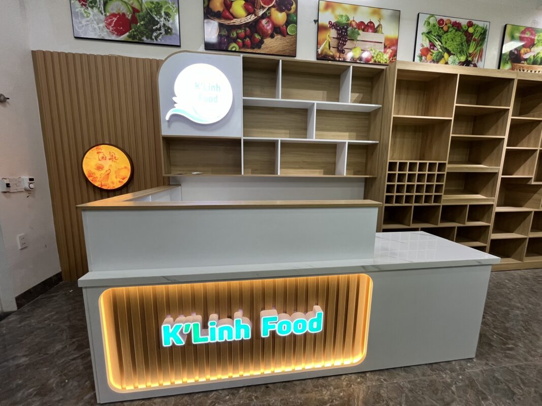 Mẫu thi công shop hoa quả sạch với kệ trưng bày và nội thất đẹp