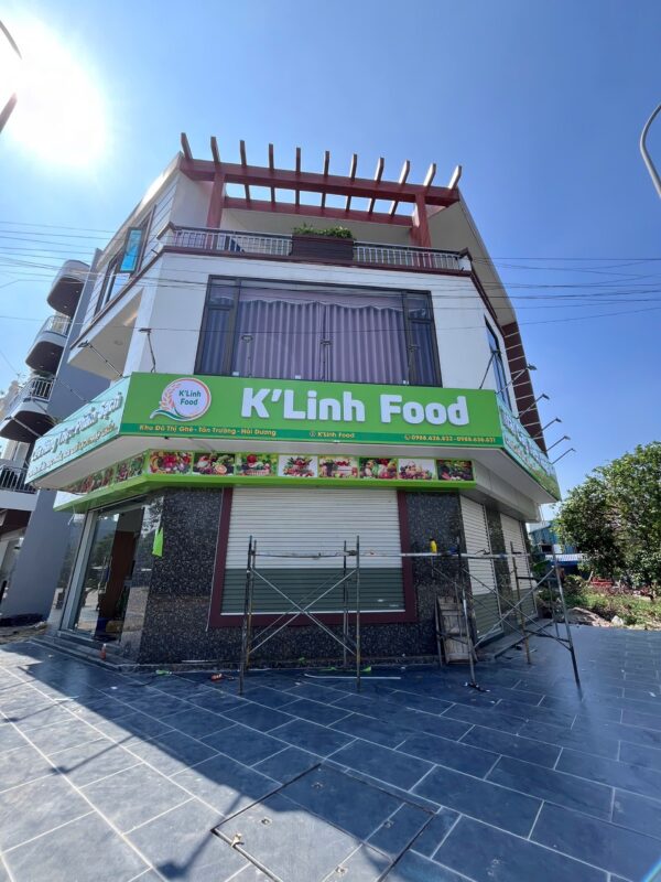 Mẫu thi công shop hoa quả sạch với kệ trưng bày và nội thất đẹp