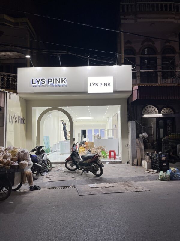 Thi công nội thất shop quần áo với kệ trưng bày và hệ tủ đẹp