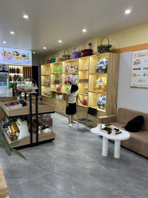 Mẫu thi công shop trái cây nhập khẩu hiện đại tại cửa hàng