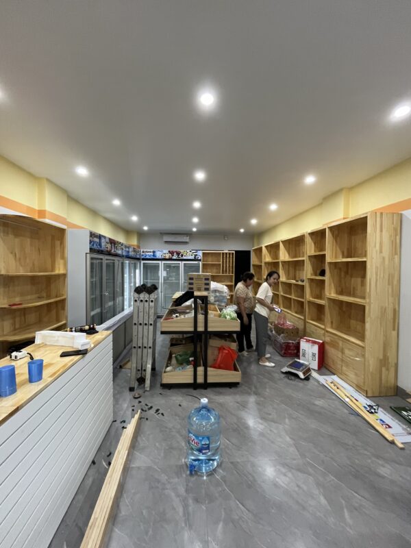 Thi công shop trái cây nhập khẩu với nội thất gỗ và kệ trưng bày chuyên nghiệp