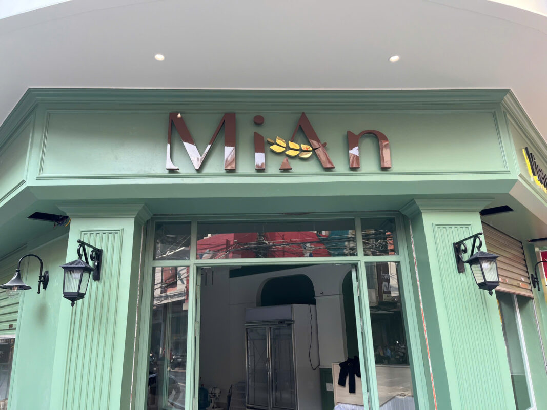 Mặt tiền tiệm bánh MIAN tại Hải Dương sau khi hoàn thiện thi công với biển quảng cáo nổi bật và thu hút khách hàng.