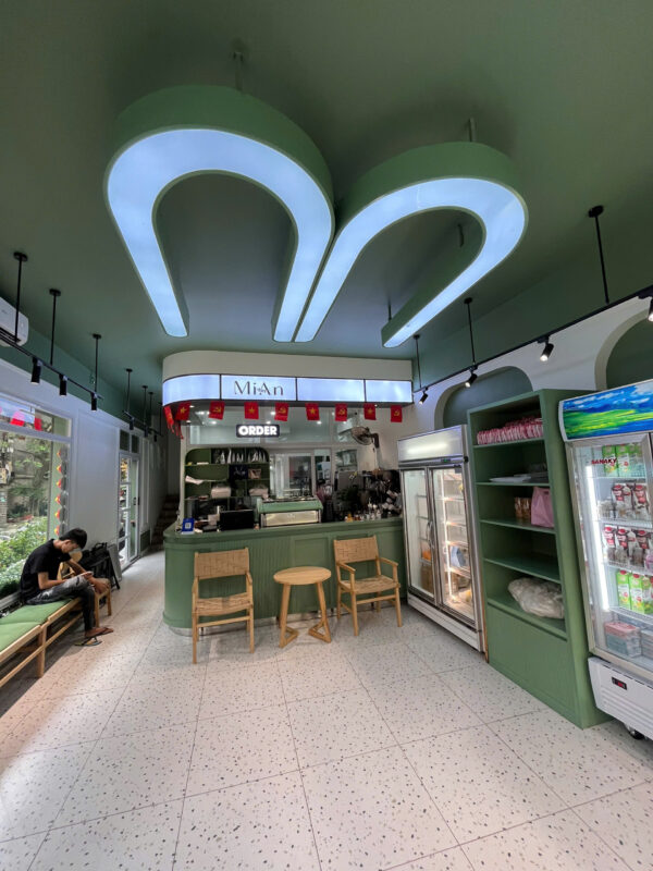 Không gian nội thất tiệm bánh MIAN được thiết kế hiện đại, bố trí khoa học giúp sản phẩm bánh nổi bật hơn.