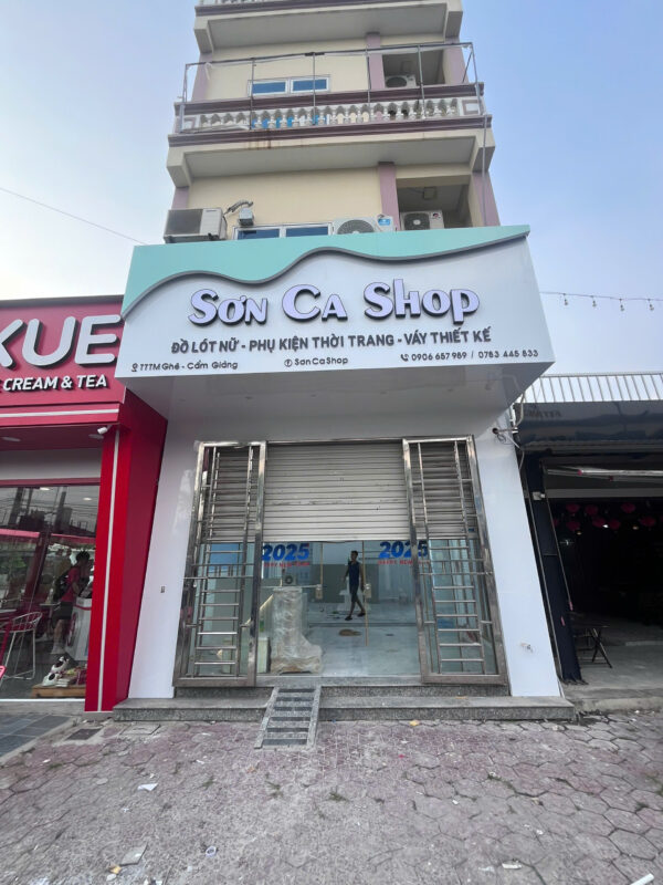 Hình ảnh lắp đặt biển quảng cáo shop Sơn Ca cơ sở 1 Hải Dương ngoài mặt tiền cửa hàng