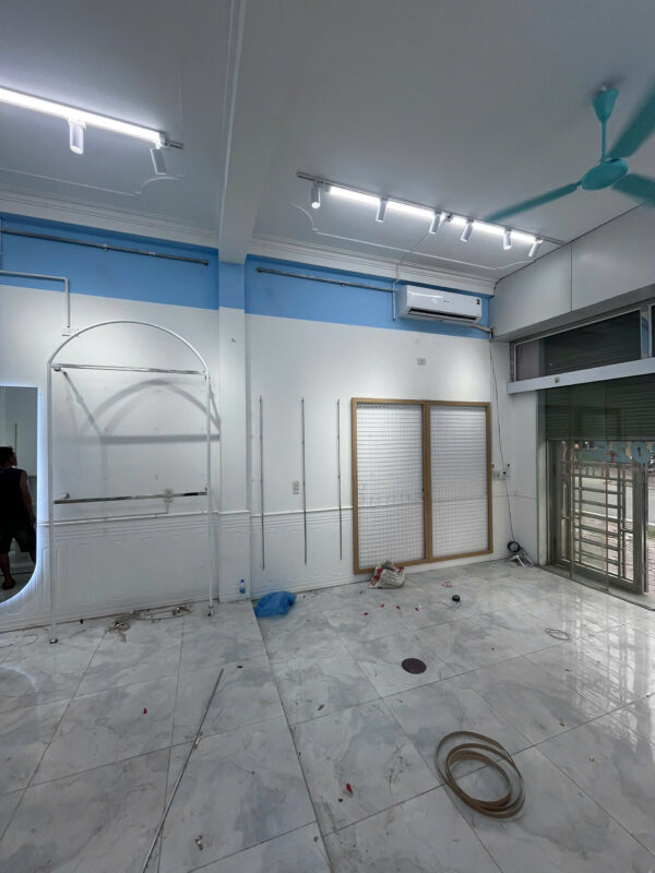 Quá trình thi công shop Sơn Ca cơ sở 1 Hải Dương với hệ khung và kệ trưng bày chắc chắn