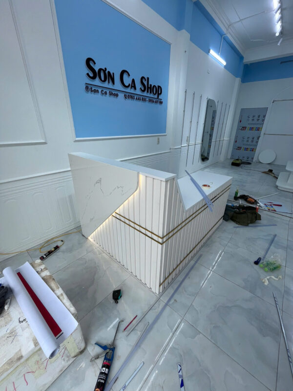 Đội ngũ thi công nội thất shop thời trang Sơn Ca cơ sở 1 Hải Dương đang hoàn thiện các hạng mục