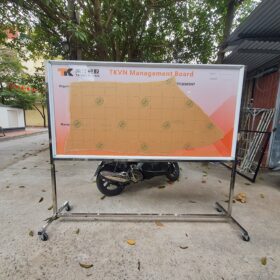 bảng thông tin nội bộ doanh nghiệp Hải Dương có chân đứng và bánh xe đẹp