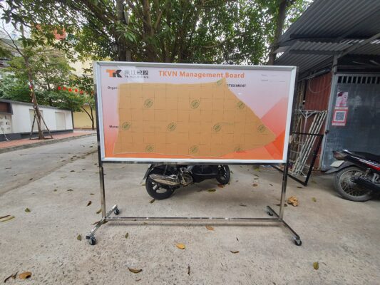 bảng thông tin nội bộ doanh nghiệp Hải Dương có chân đứng và bánh xe đẹp