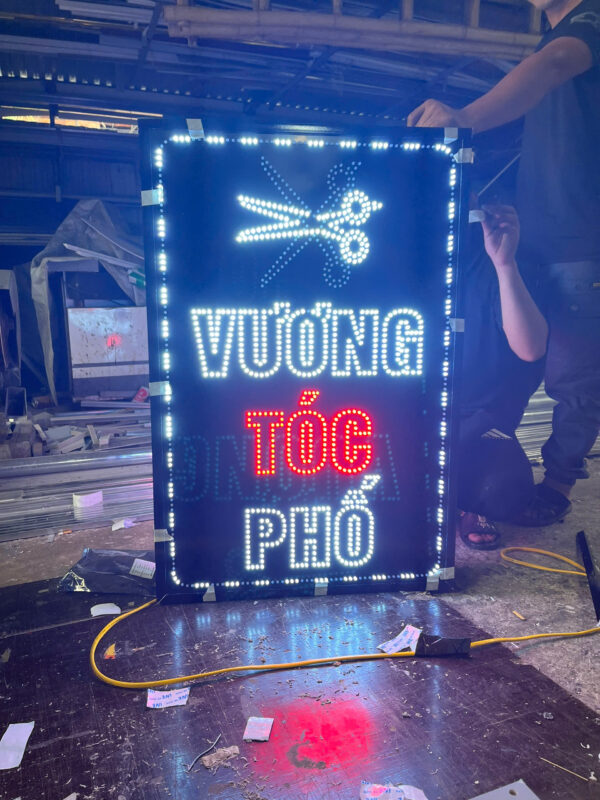 Biển LED vẫy quán tóc sáng nổi bật ban đêm