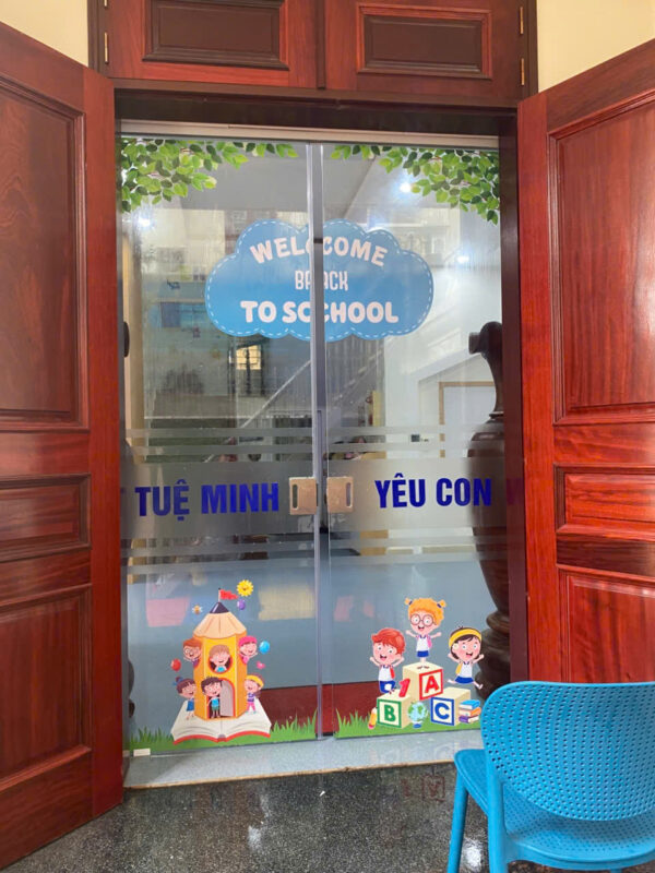 Dán decal kính mờ cho cửa hàng tại Hải Dương giúp tạo không gian sang trọng và thu hút khách hàng.