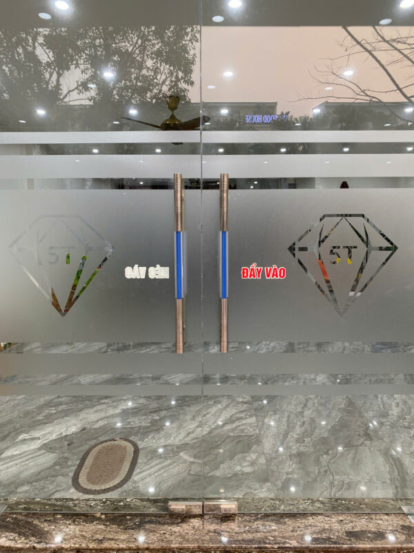 Dán giấy mờ kính văn phòng đẹp tại Hải Dương với nhiều mẫu mã hiện đại, phù hợp mọi không gian