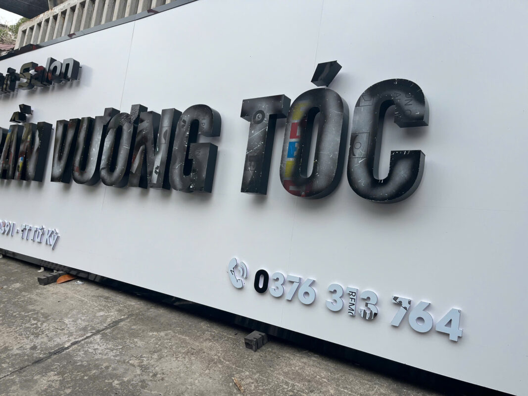 Quá trình gia công biển quảng cáo quán tóc