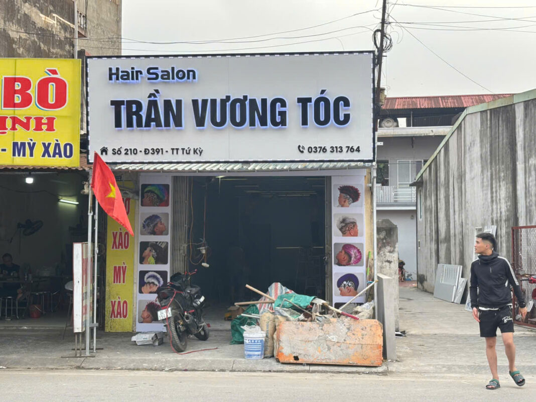 Lắp đặt biển hiệu salon tóc đang hoàn thiện