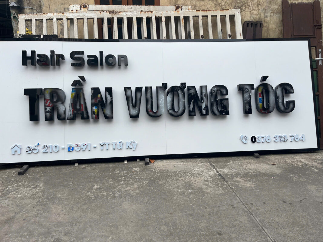 Sản xuất biển hiệu salon tóc trong xưởng thực tế