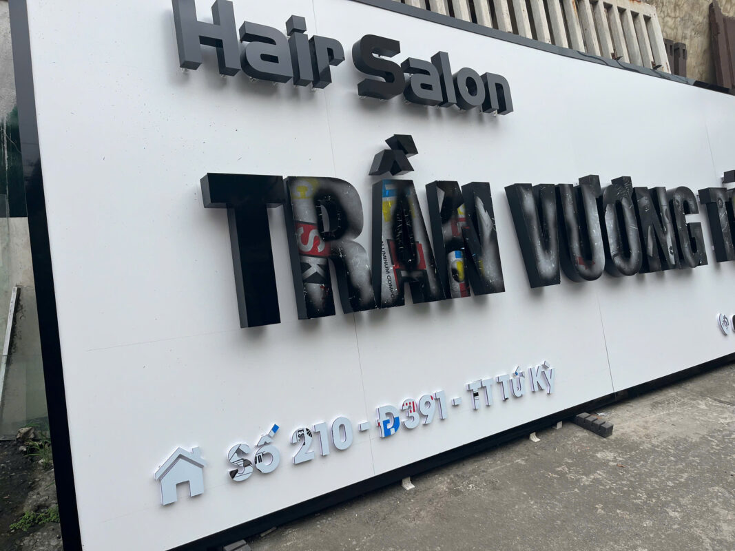 Gia công biển quảng cáo quán tóc tại xưởng Hải Dương