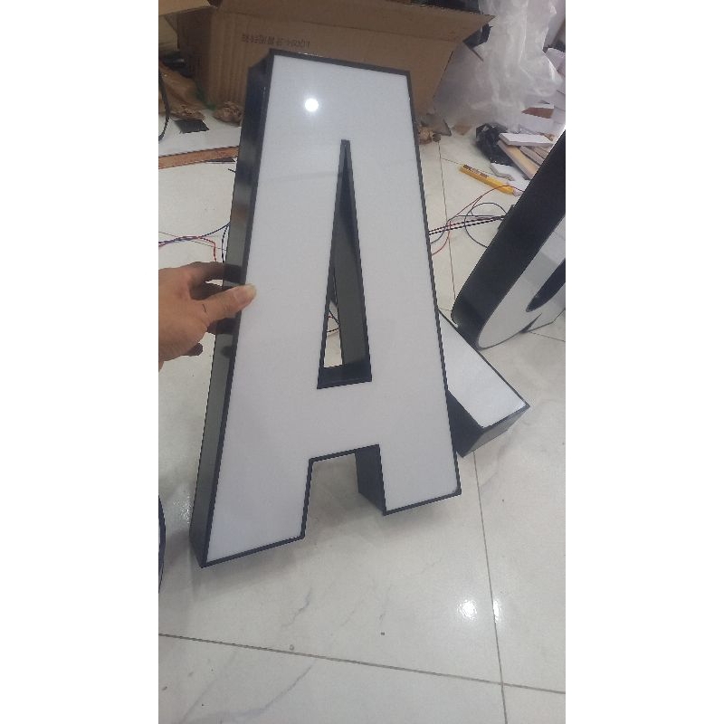 Mẫu chữ nổi Mica uốn nổi 3D tinh xảo cho shop thời trang