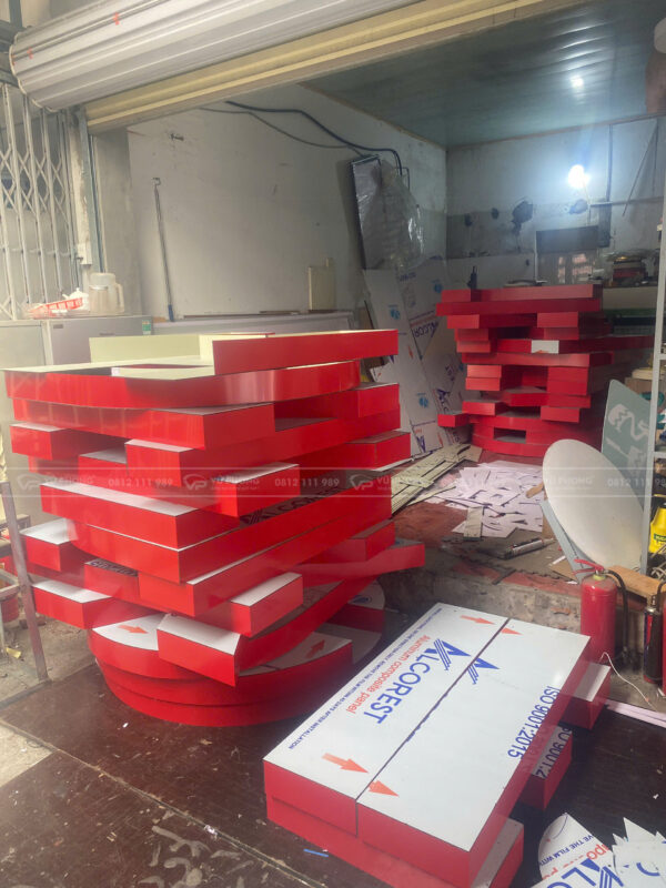 Thi công chữ nổi alu ngoài trời