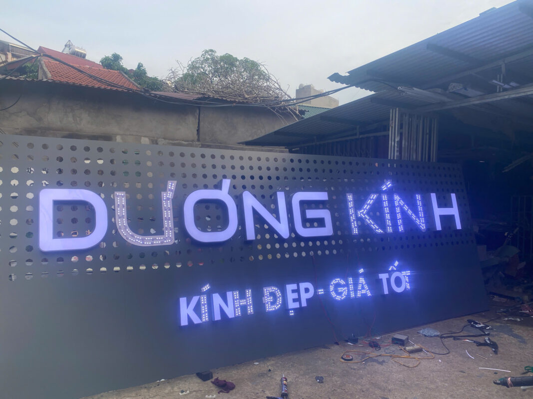 Thi công biển chữ mica hắt sáng tại Hải Dương