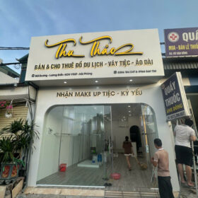 Biển LED shop quần áo Hải Dương nổi bật vào buổi tối sau khi hoàn thiện.